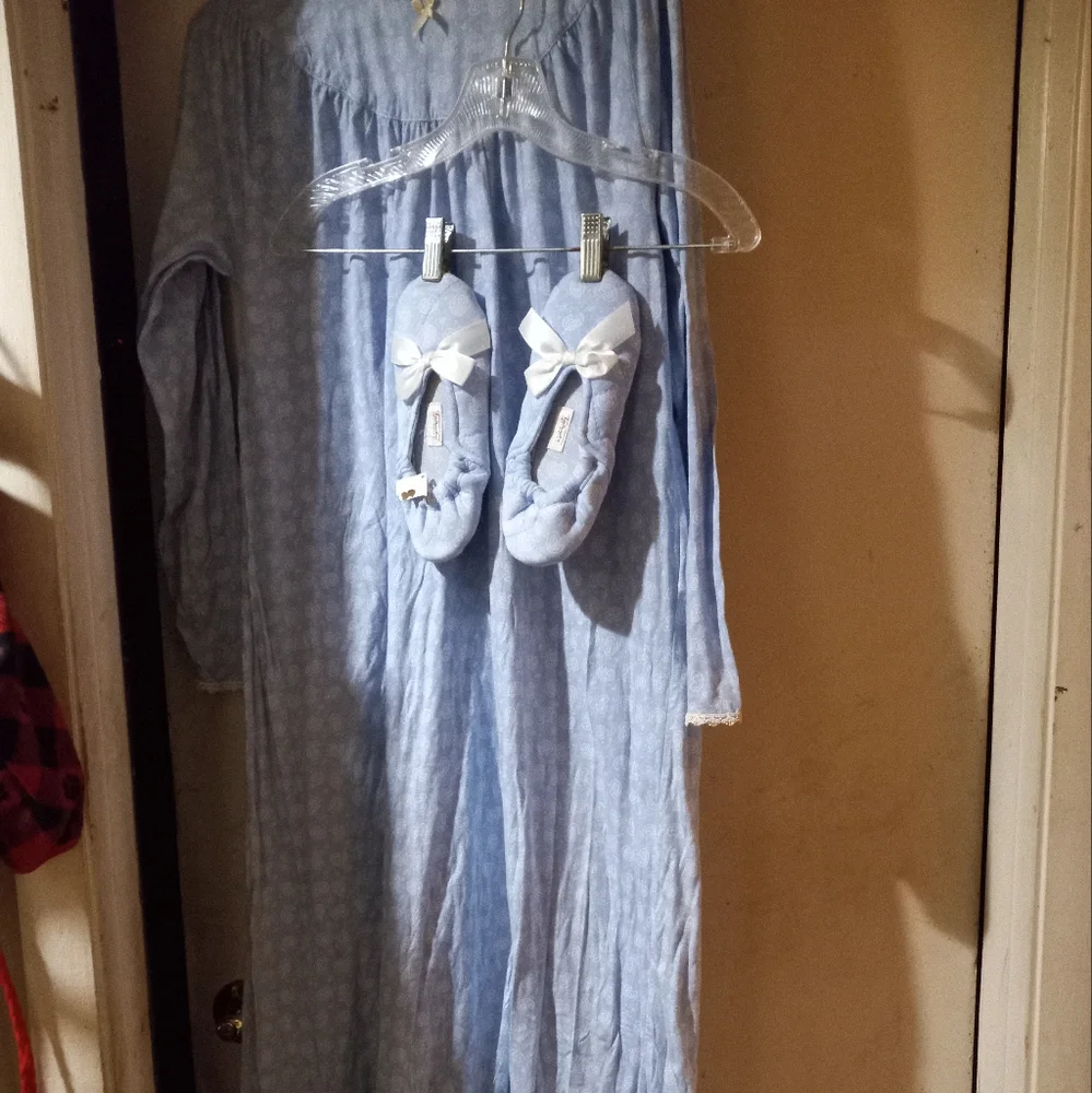 Not new, never worn 2pc blue&white print long nightgown size medium&slippers s6 - Picture 2 of 3